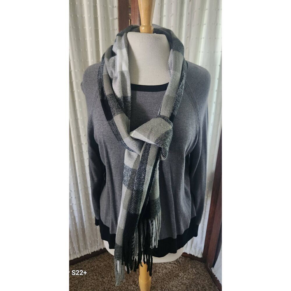 T61 Andrea Jovine gray and black knit sweater and matching plaid scarf